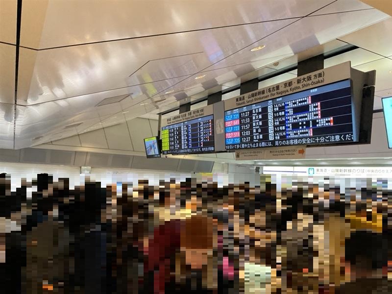 JRC_Tokyo_Sta's tweet image. 11:30現在 東京駅の混雑についてお知らせします。
【改札口内の当日分きっぷうりば】
南乗換・中央乗換ともに大変混雑しています。切符のお買い求めまでお時間がかかります。
【南乗換・中央乗換改札口（入口）】
多くのお客様で混雑しています。乗換改札口通過にお時間がかかります。#東京駅 #混雑