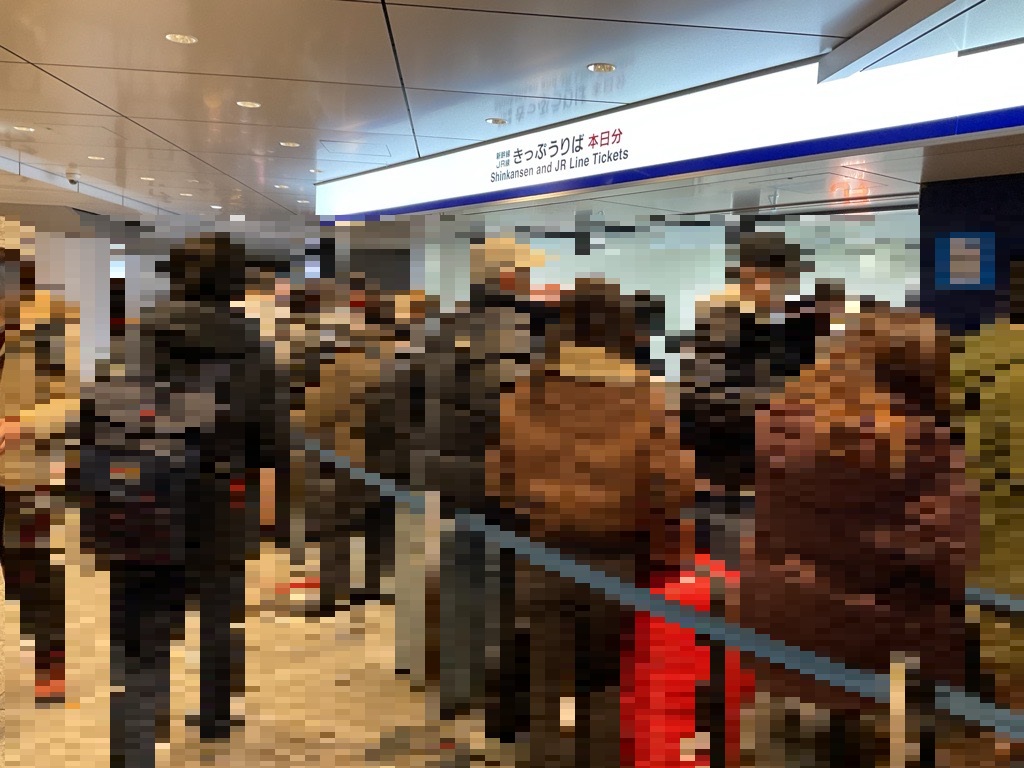 JRC_Tokyo_Sta's tweet image. 11:30現在 東京駅の混雑についてお知らせします。
【改札口内の当日分きっぷうりば】
南乗換・中央乗換ともに大変混雑しています。切符のお買い求めまでお時間がかかります。
【南乗換・中央乗換改札口（入口）】
多くのお客様で混雑しています。乗換改札口通過にお時間がかかります。#東京駅 #混雑