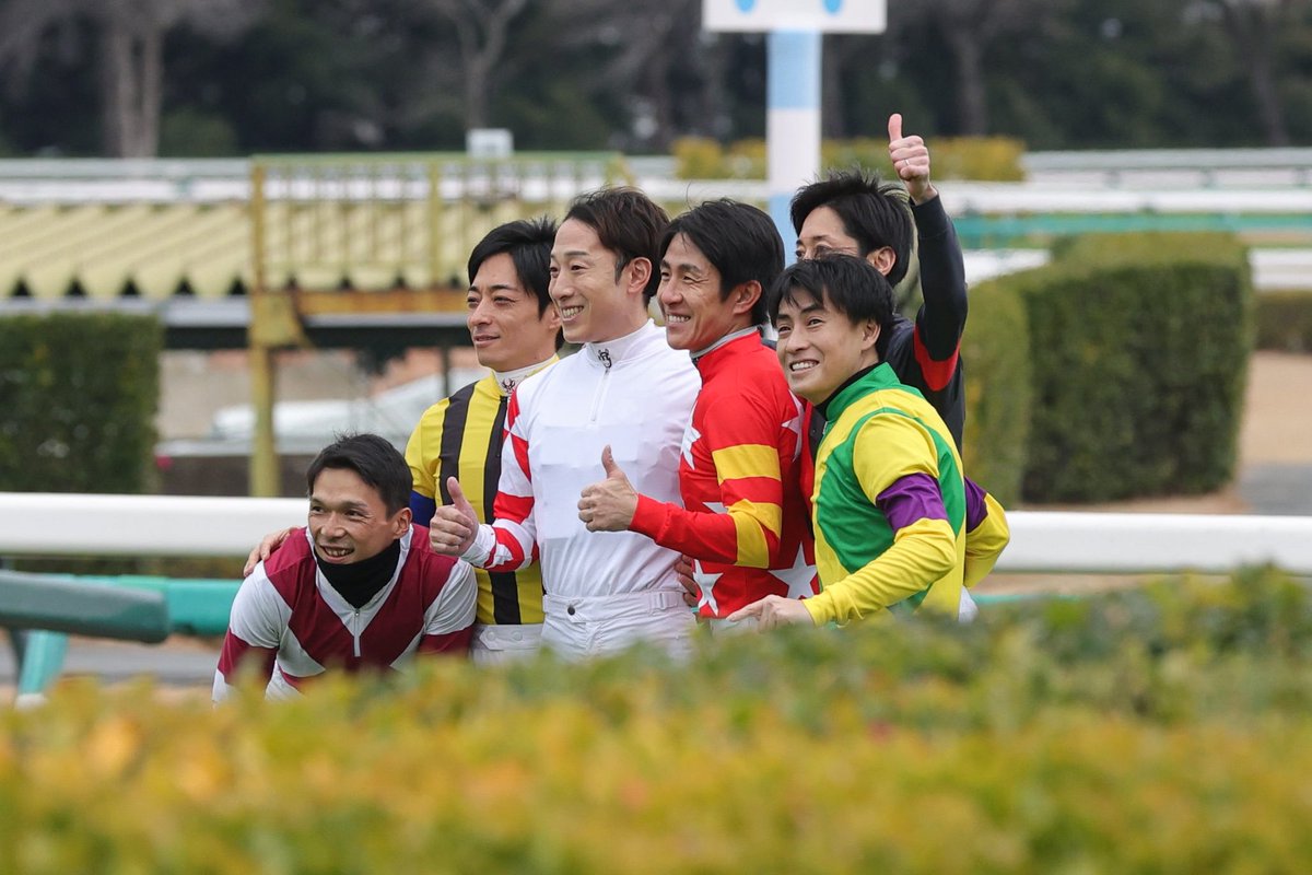 YK_6000_MINATO's tweet photo. 今日の中山競馬場
20期生で記念撮影をしてました！ https://t.co/Bbn2sRJlec