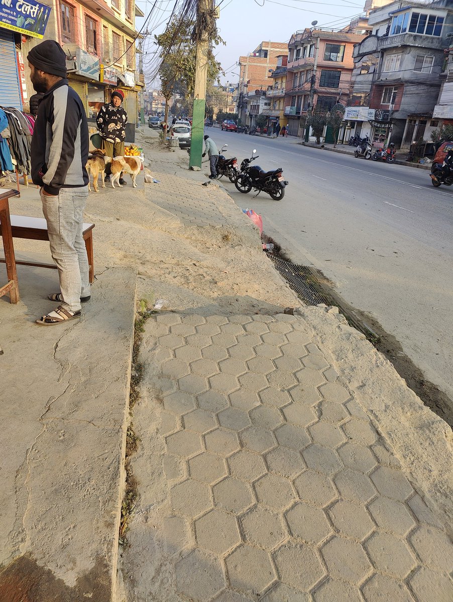 thektmduke's tweet image. Only in Nepal, the right of way of vehicles supersedes the right of way of pedestrians. And it simply gets overlooked; the more you move towards the sub-urbs. #WalkabaleCity