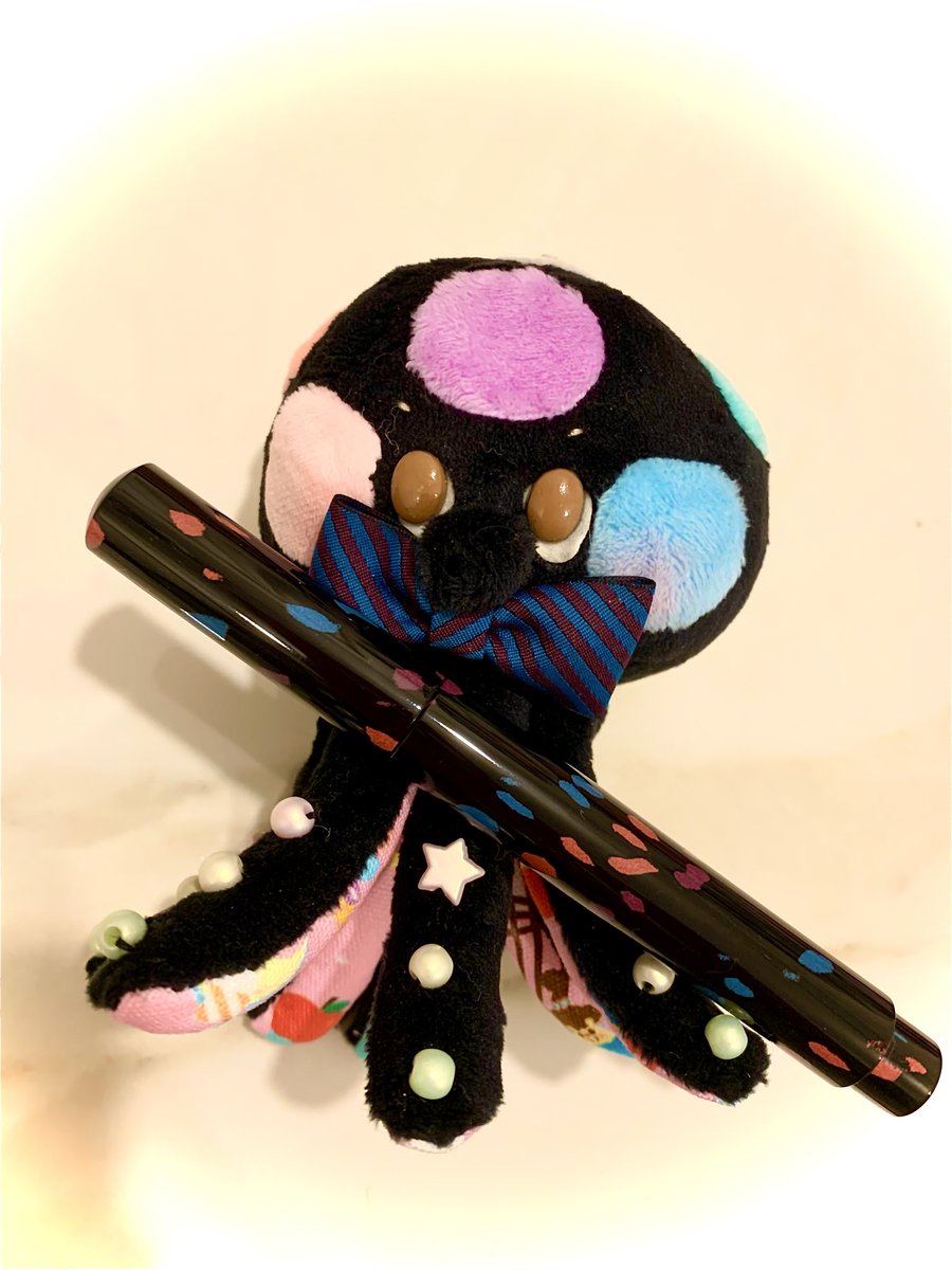 一週間前になりますが、
そのかわいいタコちゃんをゲット。その足で笑暮屋さんの勇者万年筆を受け取りに行きました。
たまたまですがオソロっぽくていいことありそう。
今年はこれが物理的な忘年筆の予定です。
<a href="/RainbowPockets/">うらやまあゆみ🌗エブリデイ綿まみれなコミックエッセイ発売中</a> 
<a href="/nikkoebonite/">笑暮屋eboya（日興エボナイト製造所）</a>