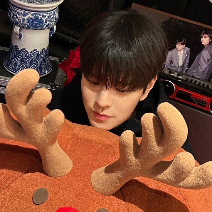 httaee's tweet image. inferno natalino 💢🎄 seungbin au

cansado de suas tarefas demoníacas, seungmin tira um tempo para atormentar e bagunçar o recesso natalino de changbin, seu lobinho favorito.