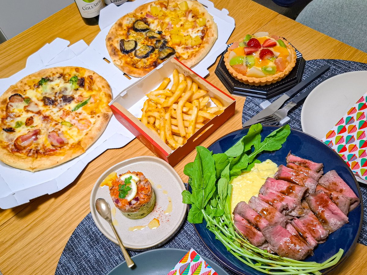 tabehapi's tweet image. クリスマス当日は忙しかったので、昨日1日遅れのクリスマスパーティーしました🥳🎄✨ローストビーフ、サーモンとアボカドの前菜は作って、あとはピザハットと成城石井のケーキで😋
#おうちごはん
#おうちクリスマス