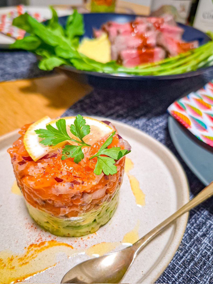 tabehapi's tweet image. クリスマス当日は忙しかったので、昨日1日遅れのクリスマスパーティーしました🥳🎄✨ローストビーフ、サーモンとアボカドの前菜は作って、あとはピザハットと成城石井のケーキで😋
#おうちごはん
#おうちクリスマス