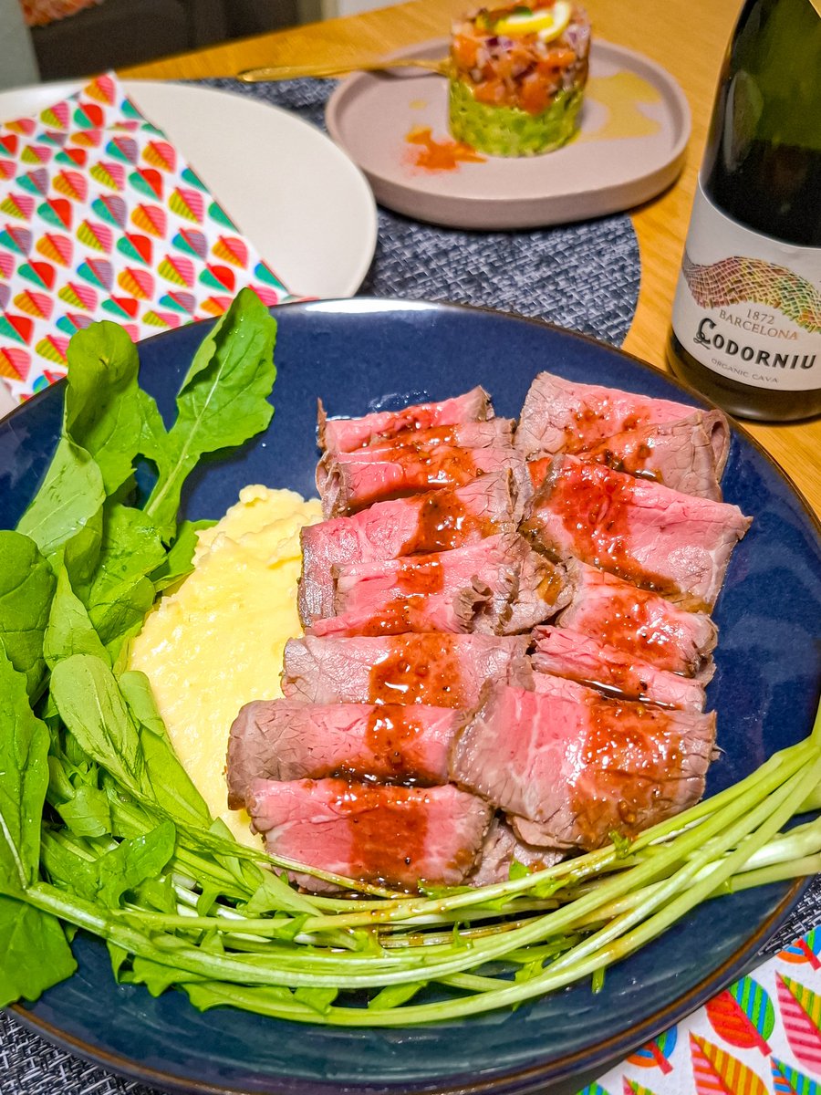 tabehapi's tweet image. クリスマス当日は忙しかったので、昨日1日遅れのクリスマスパーティーしました🥳🎄✨ローストビーフ、サーモンとアボカドの前菜は作って、あとはピザハットと成城石井のケーキで😋
#おうちごはん
#おうちクリスマス