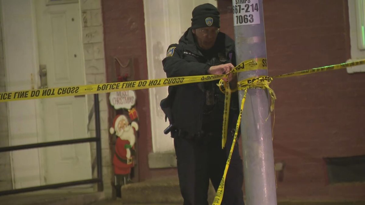 FOXBaltimore's tweet image. BREAKING NEWS: A man is dead and another is critically injured following a double shooting in Baltimore's Gay Street neighborhood on Friday night, police said.
LATEST: bit.ly/3Ye2eiQ