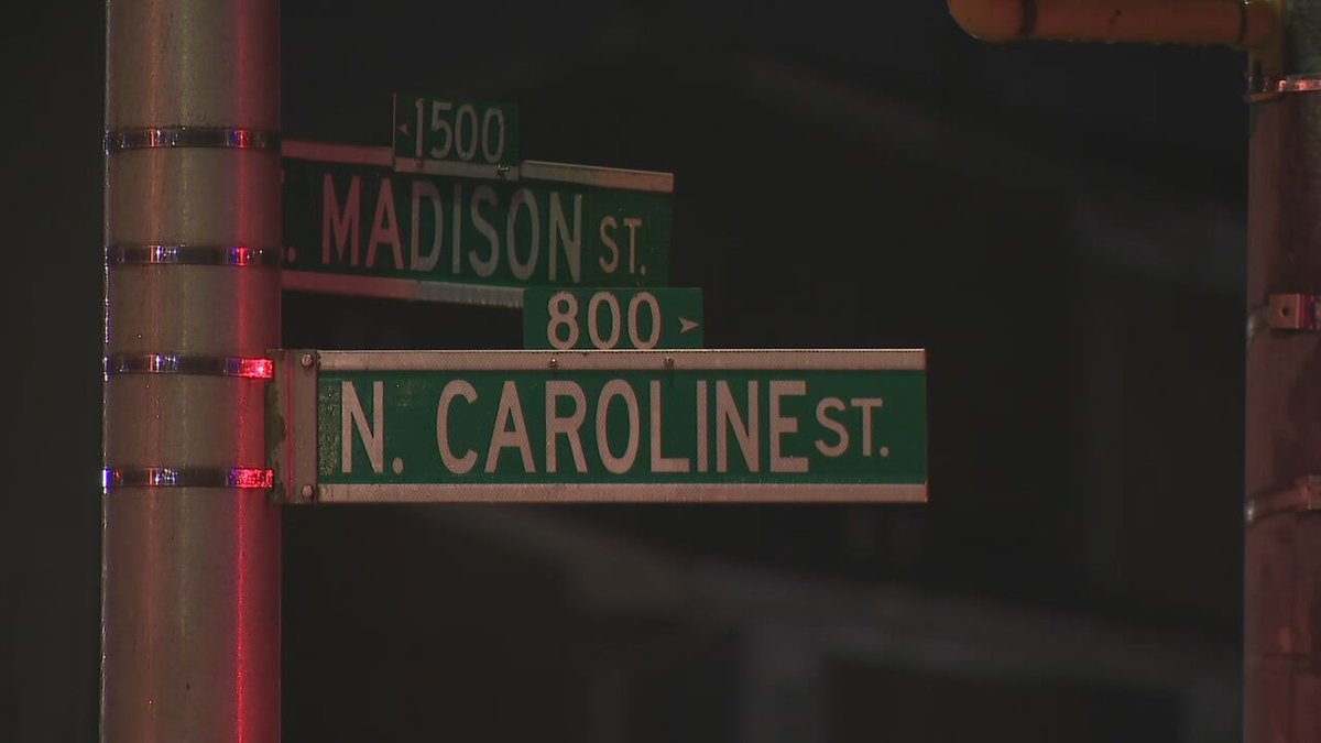 FOXBaltimore's tweet image. BREAKING NEWS: A man is dead and another is critically injured following a double shooting in Baltimore's Gay Street neighborhood on Friday night, police said.
LATEST: bit.ly/3Ye2eiQ