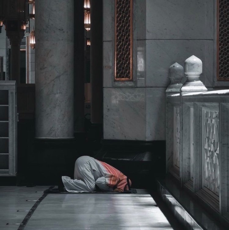 "ولي حاجةٌ ياربّ أنتَ عليمُها 
ولي دعوةٌ في القلبِ أنتَ مُجيبُها"