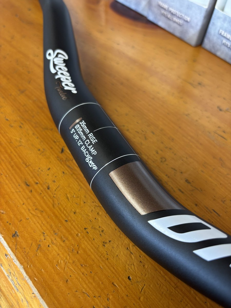 ogwcycle's tweet image. 今年最後の入荷はお馴染みDMRの新商品SWEEPER BAR 35
バックスィープが12°もあるので幅800でもかなりコンパクトに感じられますね。
GRIDLOCK GRIPはごんぶとの34mm
これくらい太くないとダメ！ってお客さんもたまにおられますので在庫してみました。