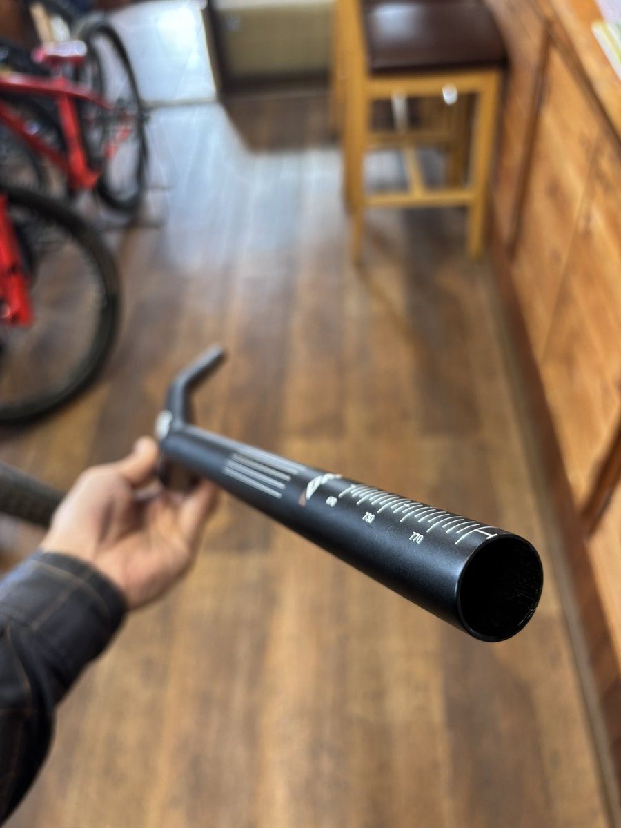 ogwcycle's tweet image. 今年最後の入荷はお馴染みDMRの新商品SWEEPER BAR 35
バックスィープが12°もあるので幅800でもかなりコンパクトに感じられますね。
GRIDLOCK GRIPはごんぶとの34mm
これくらい太くないとダメ！ってお客さんもたまにおられますので在庫してみました。