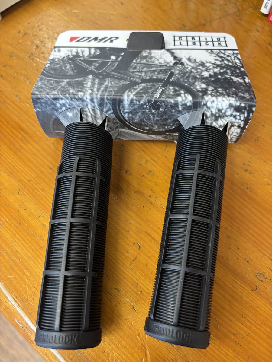 ogwcycle's tweet image. 今年最後の入荷はお馴染みDMRの新商品SWEEPER BAR 35
バックスィープが12°もあるので幅800でもかなりコンパクトに感じられますね。
GRIDLOCK GRIPはごんぶとの34mm
これくらい太くないとダメ！ってお客さんもたまにおられますので在庫してみました。