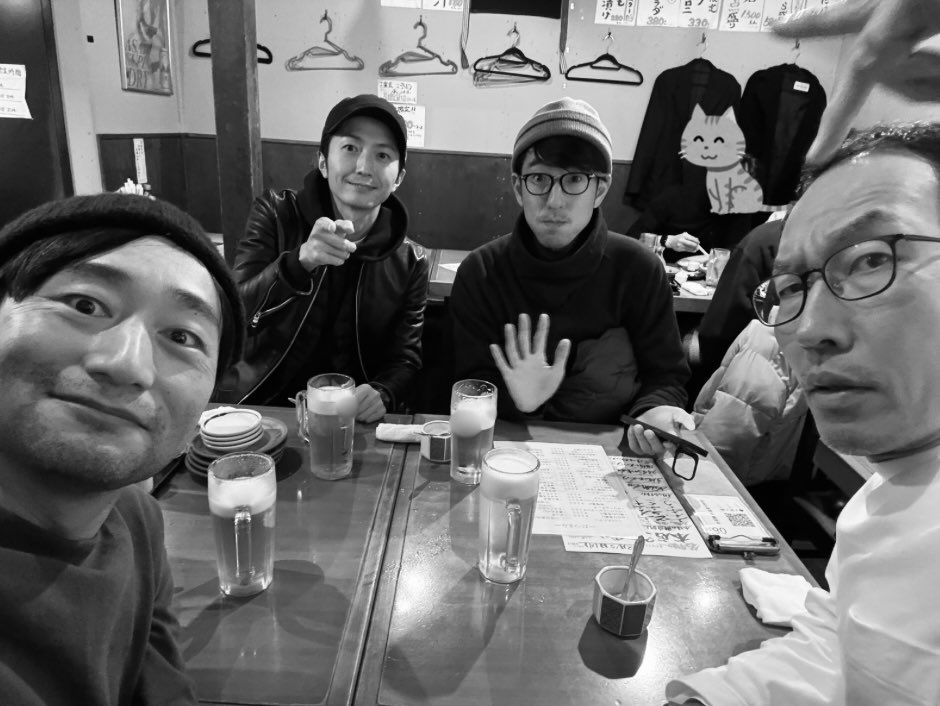 TONOSAMALUNCH's tweet photo. 【2025年納会】
去る某日、都内某所にてメンバーの板垣・こくぼ・小笠原・相樂が集まり納会を行いました。
今年の振り返りや来年に向けての密談をRECしましたのでぜひお聴きください！📻

【殿様ランチ 年末ラジオ】
https://t.co/YralyfdqW8

#殿様ランチ #ラジオ https://t.co/1L0ZfAdmzj