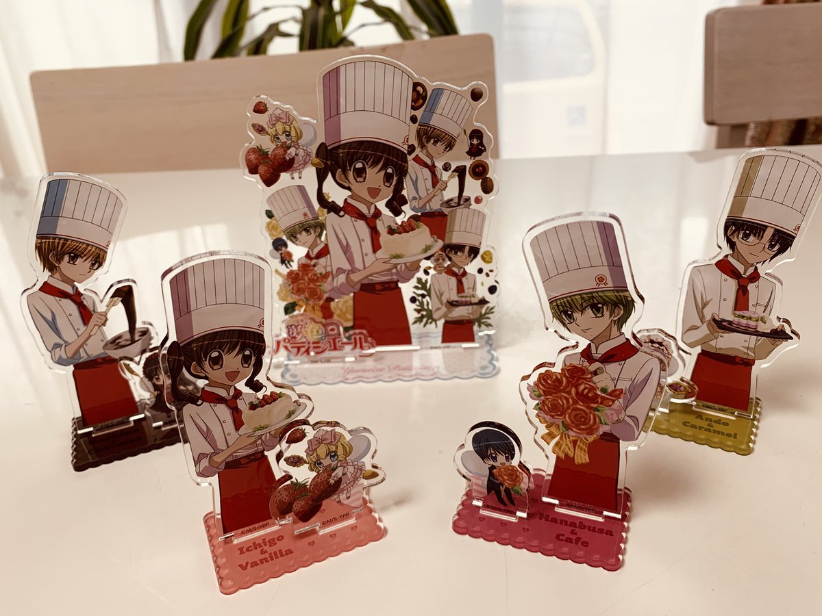 今朝グッズサンプルが届きました❣️どれもこれも可愛い〜💖💕💖💕
アクスタは台座がクッキーになっていて、いちごたちとスイーツ精霊が別々に立つようになってます。ぜひ実物を見ていただきたいです🍓🍰💖