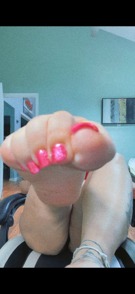 Becky2k27's tweet photo. Who wants to worship my feet? 👣 🤑 DM me https://t.co/A8fArNv4eu