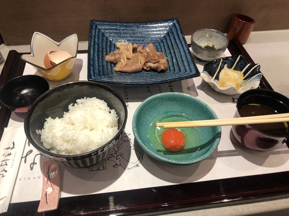 お昼は新橋のすき焼き専門店「すきはな」さんにてブランド和牛のすき焼きをいただきました

普段食べている鍋タイプではなく、ザラメを敷いて肉を焼く本物のすき焼きを初体験

多少お高くても納得の美味しいお肉で大満足でした

たまの贅沢でまた食べたいです😋

#昼飯
#すきはな