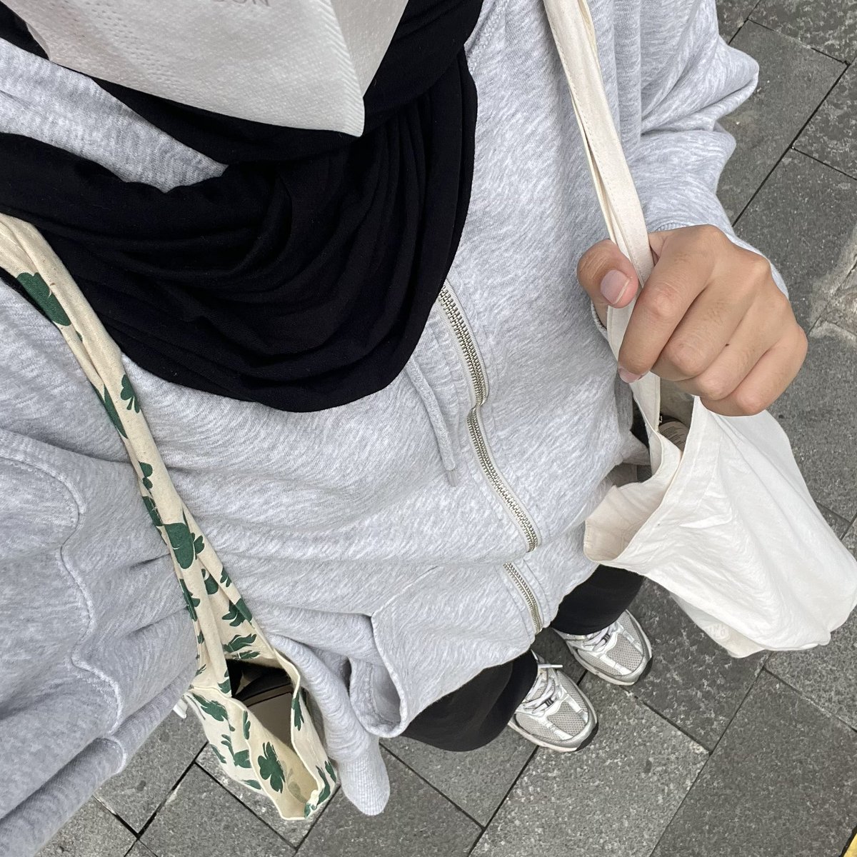 teamdoun's tweet image. abis papasan sama tetangga yg gendong anak… sementara td aku bawa totebag yg isi tepung dll ini dgn gaya menggendong anak 🙂