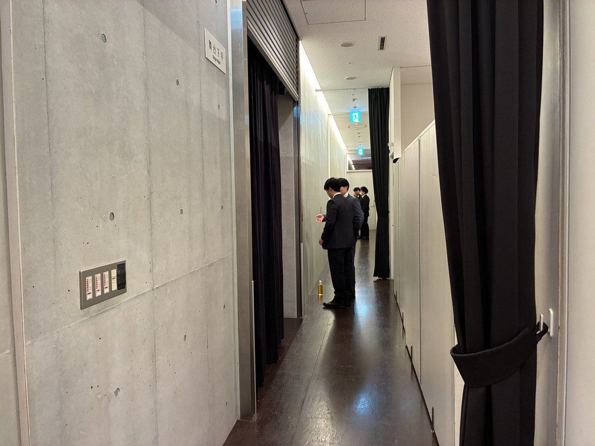 nagaharasandesu's tweet photo. 袖裏漫才師。(ご挨拶前) https://t.co/XZ5kbSpHAK