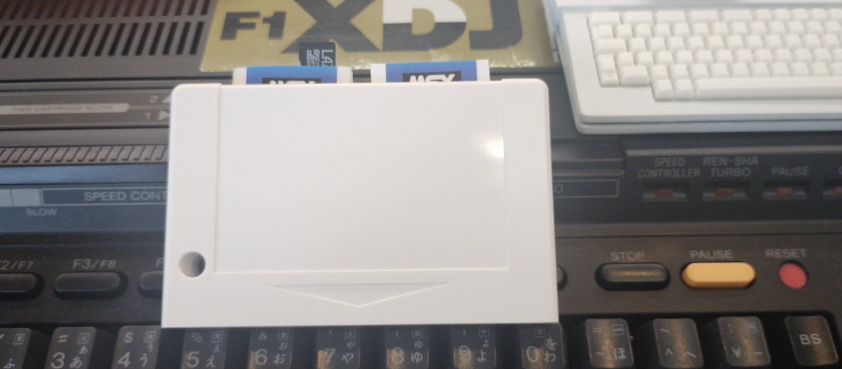 nishikazuhiko's tweet photo. miniROMカートリッジが2つ乗る
ROMカートリッジアダプター
のモックアップが出来ました

miniROMは穴を開けてキーホルダーにも出来るようにします

1000円でガチャポンでゲームのはいったminiROMが売れたらいいなー

ここまでやるならフロッピーのデザインにオリジナルのmicroSD Adapterを作ることにします

新しいMSXはmicroSDをサポートします