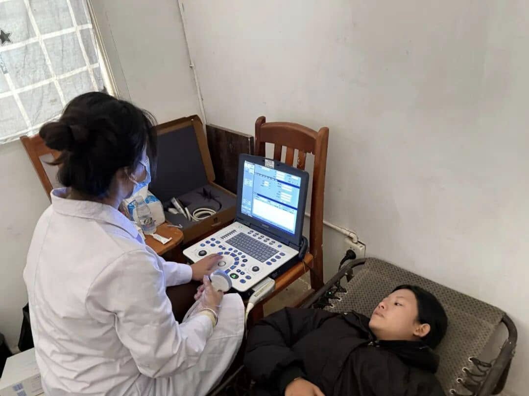 MingalaNews's tweet photo. မကြာသေးမီက ယူနန်ပြည်နယ် ရှီးဆောင်ပန်းနား မုန်လ ခရိုင်မှာတရုတ်-လာအို နယ်စပ်မိသားစုတွေအတွက်မိခင်နဲ့ ကလေး ကျန်းမာရေးစောင့်ရှောက်မှု စီမံကိန်းတစ်ခုကို စတင်ခဲ့ပါတယ်။ 
#OpportunityinYunnan #ChinaLaosFriendship #healthandwellness https://t.co/2jvlnNuJVq