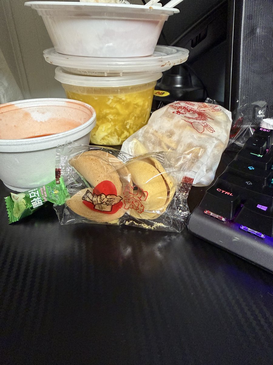 luckfau's tweet image. Chat is this real ?!