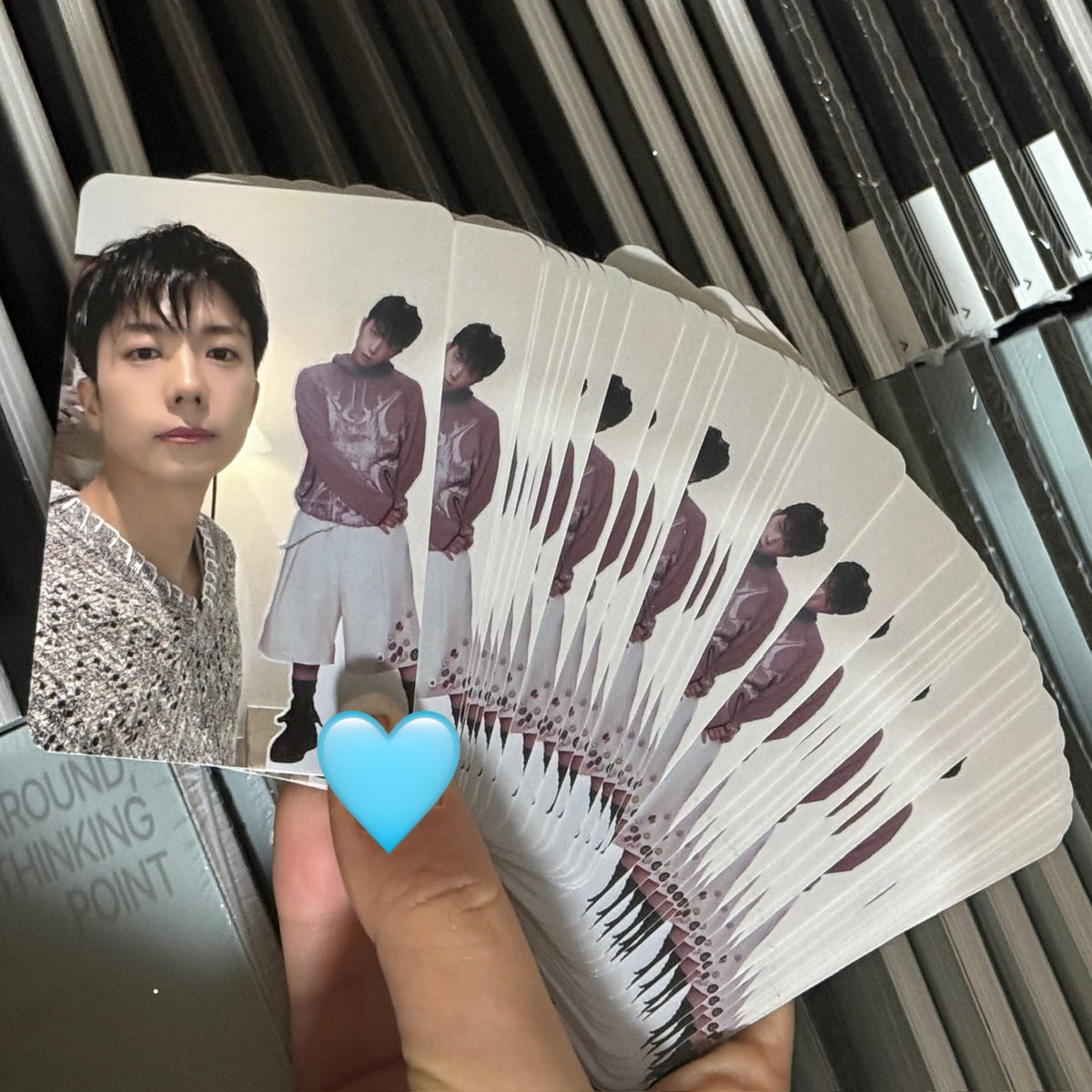 오랜만에 만나는 덕메랑 약속있는데 이번 앨범 안 샀다길래 앨범 주려고 3개월만에 박스 뜯었다갘ㅋㅋㅋㅋ 이게.. 뭐죠..? 갑자기 장우영 포카 오억개 가진 사람 됨..