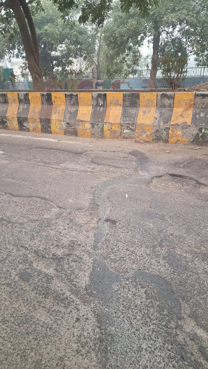 PRAVESH69670979's tweet photo. @noida_authority @CeoNoida 
महोदय नवीन चित्र में देख सकते है कि पॉकेट 12 सेक्टर 82 के सामने वाला सड़क क्षतिग्रस्त हो चुका है। हमेशा दुर्घटना की संभावना बन रहता है।
कृपा शीघ्र निराकरण कराएं। https://t.co/UG8ERbz2rp