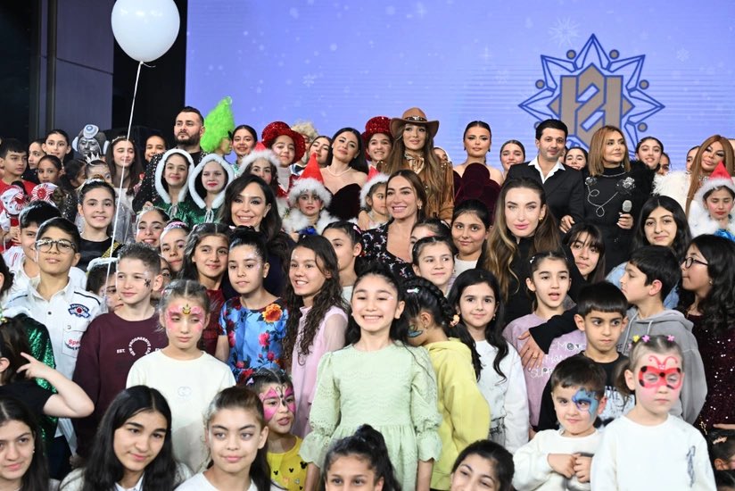 FaridTalibovMFA's tweet image. The #HeydarAliyevFoundation has organized an annual celebration for children in need of special care on the eve of #WorldAzerbaijanisSolidarityDay and the New Year. #LeylaAliyeva, Vice-President of the #HeydarAliyevFoundation, #ArzuAliyeva, and #AlenaAliyeva attended the event.