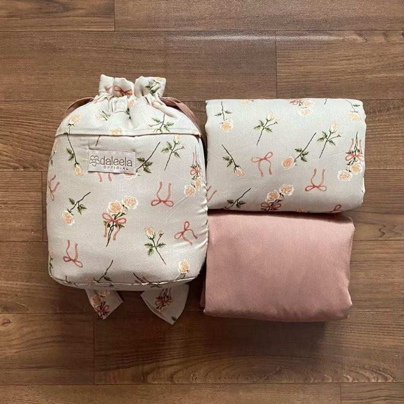 ruparipi_'s tweet image. This floral mukena set with a pouch is SO CUTE 🤍