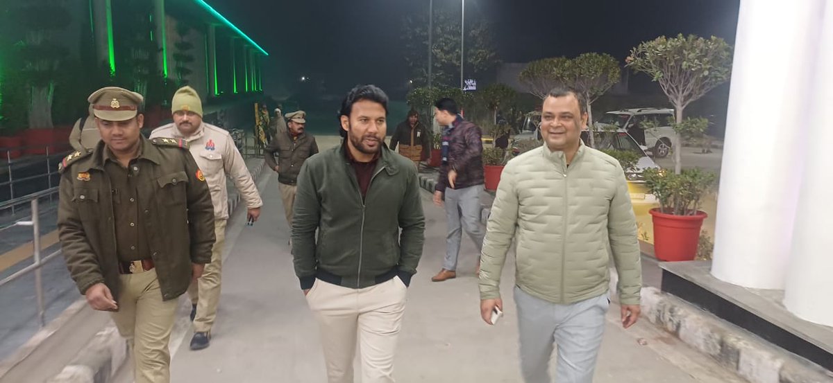 dm_shamli's tweet photo. देर रात नगर पालिका शामली क्षेत्र के अन्तर्गत रेन बसेरों का निरीक्षण कर अलाव जलायें जाने आदि व्यवस्थाओं को देखा, खुले आसमान में रात बिता रहे व्यक्तियों से बात कर उनको तत्काल रैन बसेरे में ठहराये जाने के निर्देश दिये एवं कंबलो का वितरण किया। https://t.co/LVz55XLmbO
