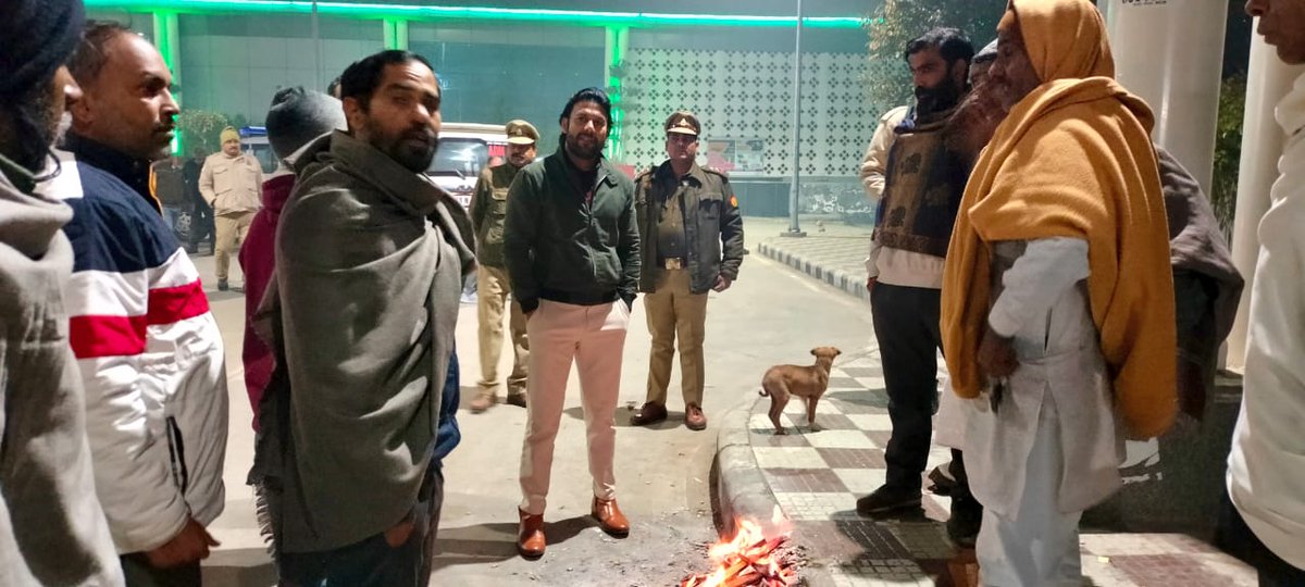 dm_shamli's tweet photo. देर रात नगर पालिका शामली क्षेत्र के अन्तर्गत रेन बसेरों का निरीक्षण कर अलाव जलायें जाने आदि व्यवस्थाओं को देखा, खुले आसमान में रात बिता रहे व्यक्तियों से बात कर उनको तत्काल रैन बसेरे में ठहराये जाने के निर्देश दिये एवं कंबलो का वितरण किया। https://t.co/LVz55XLmbO