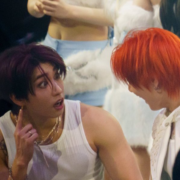 naurnotchan's tweet image. han jisung reaction when jeongin told him about the cartier earing hyunjin lost, how shocked he was pls 😭