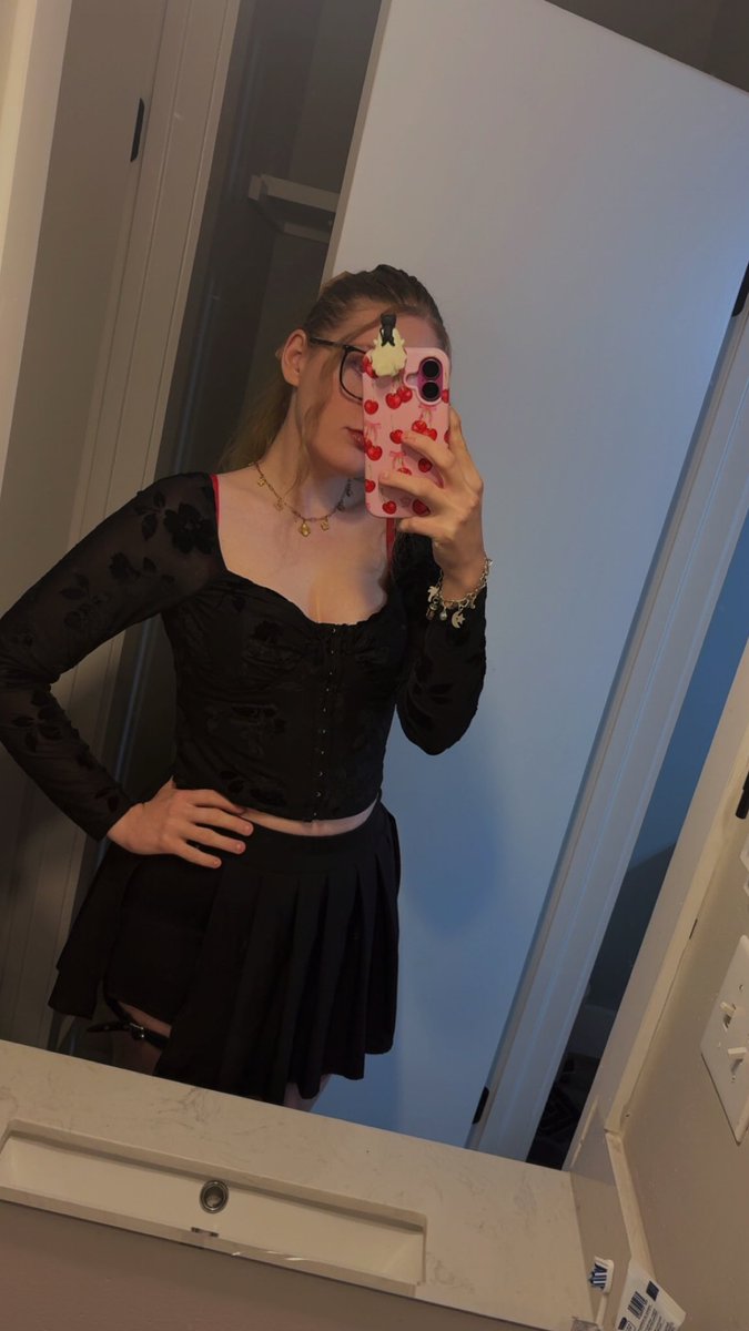 nuclearbby's tweet image. commencing girls night at 10pm. 

ignoring the fact i have work at 8am