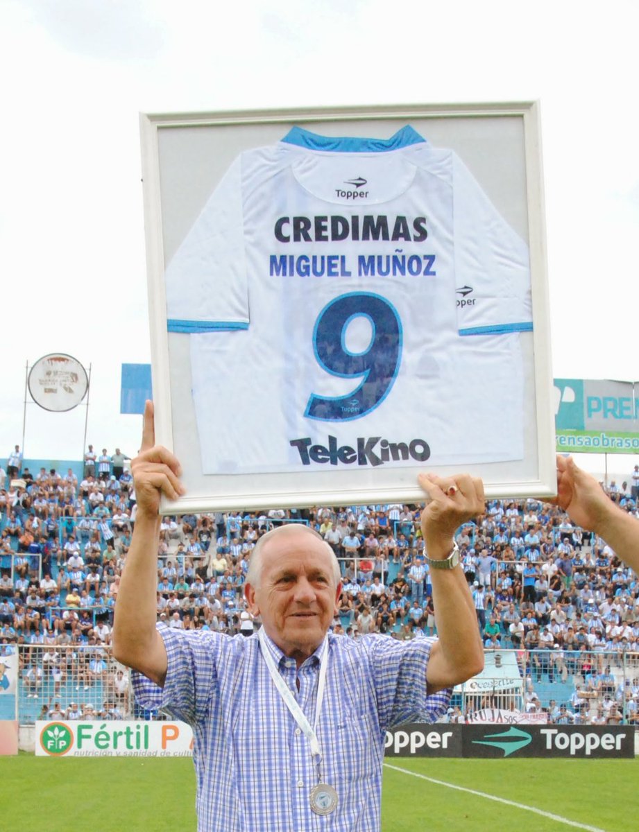ATOficial's tweet photo. El Club Atlético Tucumán lamenta profundamente el fallecimiento de Miguel “El Tanque” Muñoz, histórico goleador, campeón de la Copa de Campeones de la República de Primera División de AFA en 1960 y ex directivo de nuestra institución.

Miguel Muñoz dejó una huella imborrable en la historia del Club, defendiendo nuestros colores con compromiso, pasión y amor por Atlético Tucumán, valores que también sostuvo durante su paso por la vida dirigencial.

La Comisión Directiva y todo el pueblo Decano acompañan con profundo pesar a su familia, amigos y seres queridos en este doloroso momento, elevando una oración por su eterno descanso.

🩵🤍 Hasta siempre, Tanque. Tu legado vivirá por siempre en la historia grande de Atlético Tucumán.