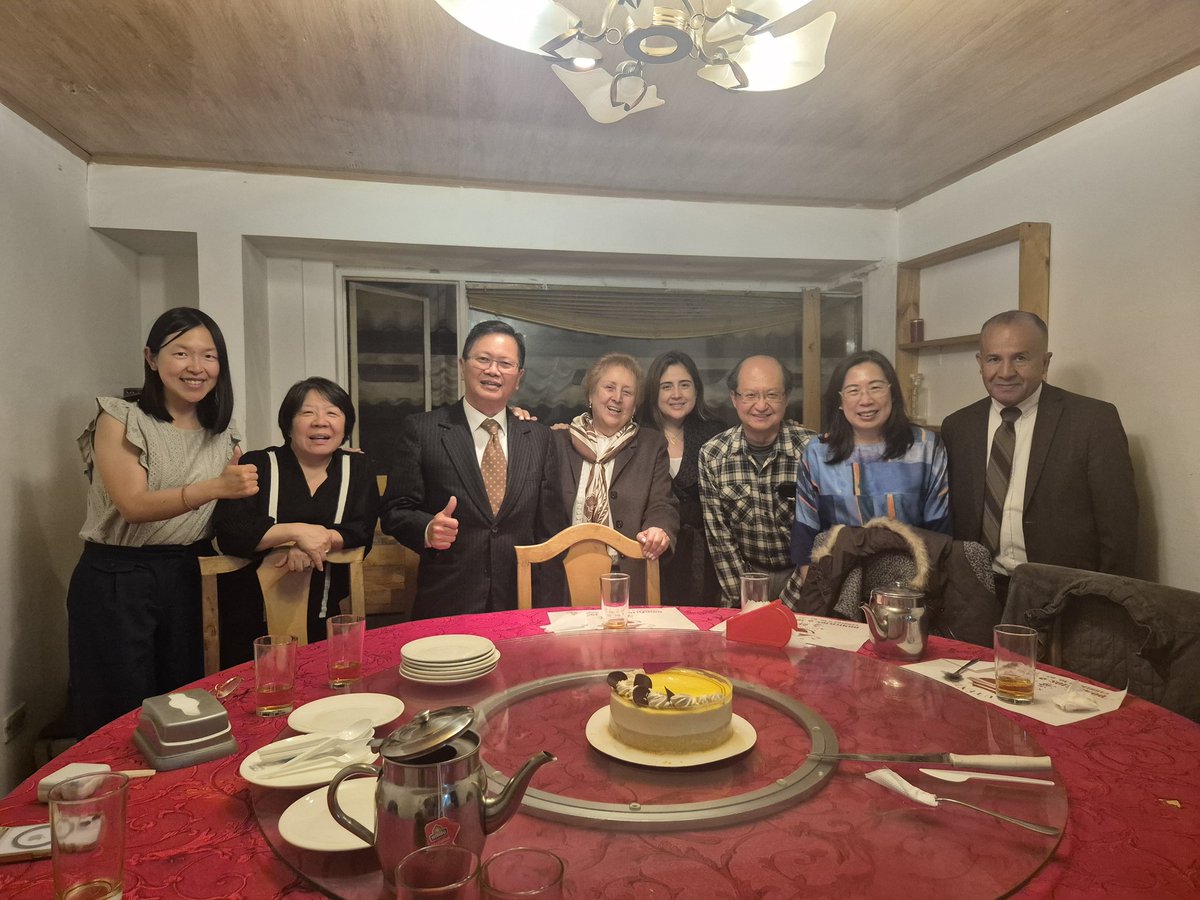La Oficina de Comercial de Taipei en Colombia ofreció esta noche una reunión de despedida para la profesora Ligia Volilla del Colegio de la República de China. Se le agradece profundamente su valiosa y sincera amistad con Taiwán. 😀🤩🤗👏❤️