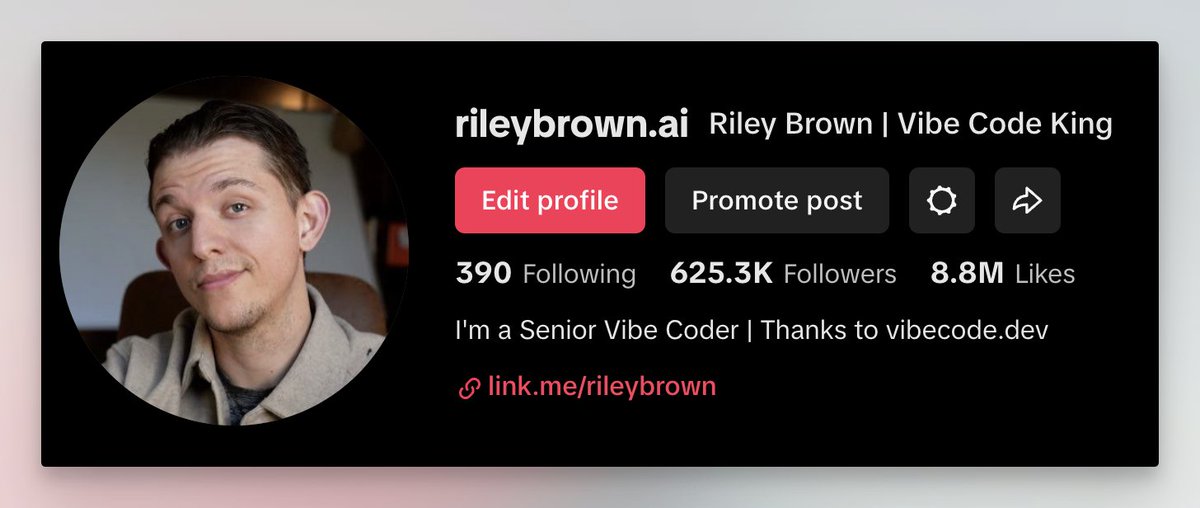 Riley Brown tweet media