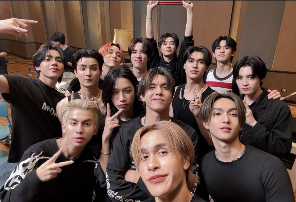 ArmTaen9's tweet image. ลูกฉันคือคนที่พร้อมกลับบ้านเสมอ เปลี่ยนเสื้อสะพายกระเป๋าเตรียมเรียกไรเดอร์ 5555555