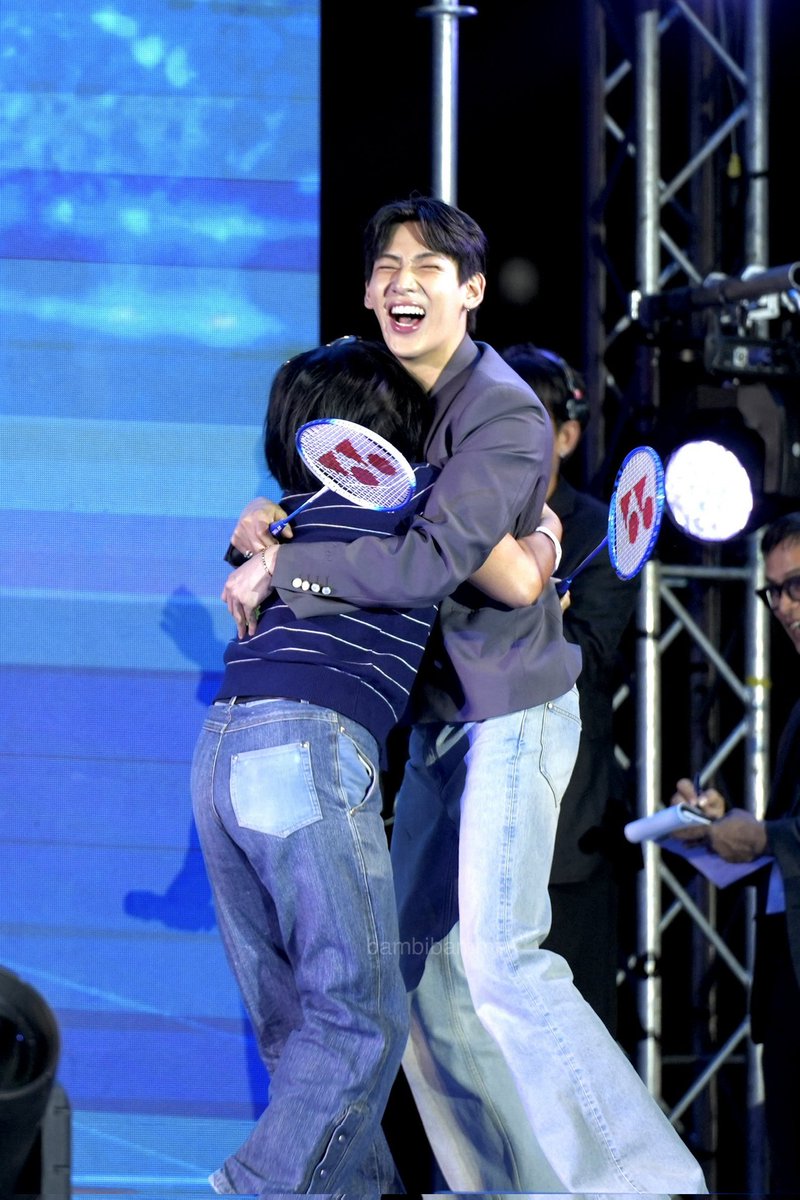 ถึงผมตีแบตไม่เก่งแต่ก็ชนะเพราะมีคุณแม่เก่งคับ😆
#HaierxBamBamFansFestival
<a href="/BamBam1A/">BamBam</a>