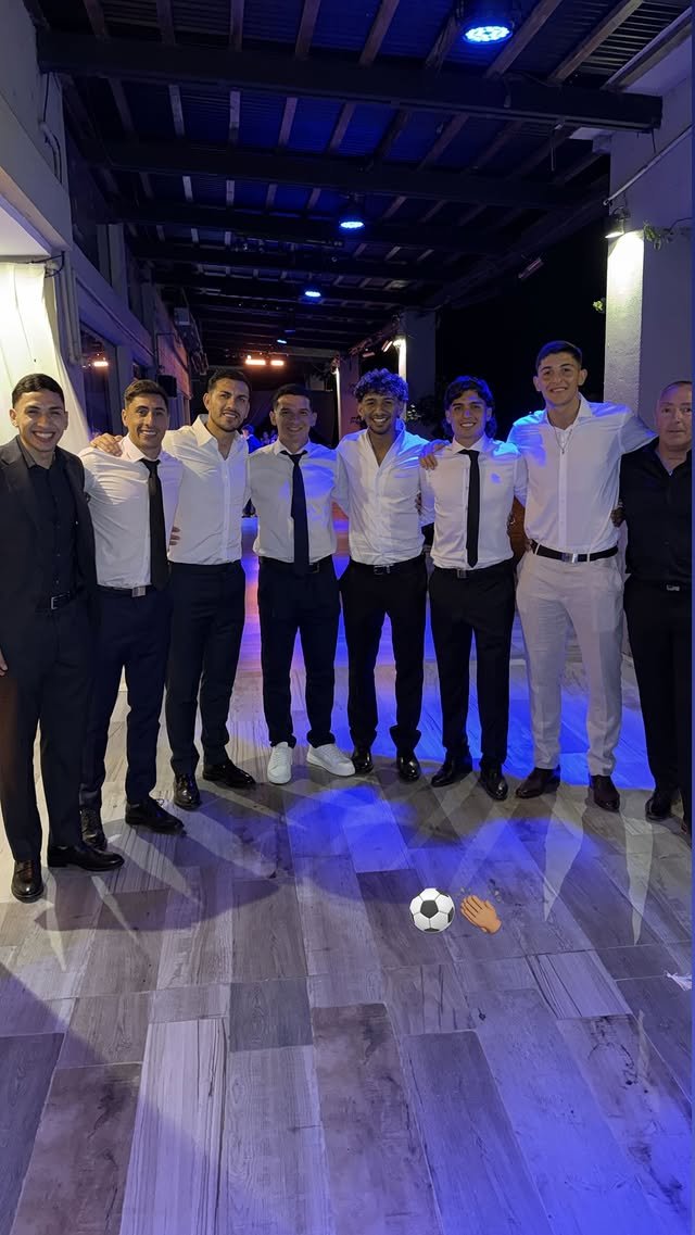 📸Equi Fernández, Miguel Merentiel, Leo Paredes, Lautaro Blanco, Cristian Medina, Exequiel Zeballos y Leandro Brey, juntos en el casamiento de Kevin Zenón. 😮‍💨