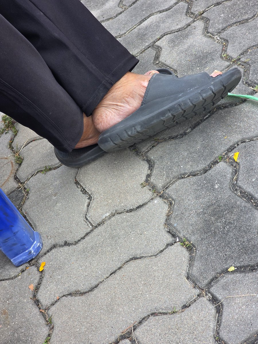 นั่งพักคุยกับคุณป้ากองเชียร์ภูมิใจไทย เบอร์…(เซ็นเซอร์) ที่ถือดอกกุหลาบเหมือนกันกับคนอื่นๆ อีกหลายร้อยคนที่มาพร้อมกันและตะโกนพร้อมกันเมื่อกี้

ย่อๆ นะครับ เราคุยกับป้านานเลย

ร: ป้ามาแต่เช้าเปล่าครับ
ป: ป้ามาตั้งแต่ 6 โมง ยังไม่ได้กินอะไรเลย กาแฟก็ยังไม่ได้
ร: