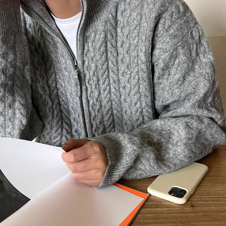 異なる素材や色の組み合わせによる高度なデザインが、独創的でアートな印象を与えながらも、上質な素材と丁寧な仕立てにより「高級感」を醸し出します

#スタンドカラー #メンズ #ジャケット 
＃ニット #メンズファッション 

thebase.com/to_app?s=shop&…