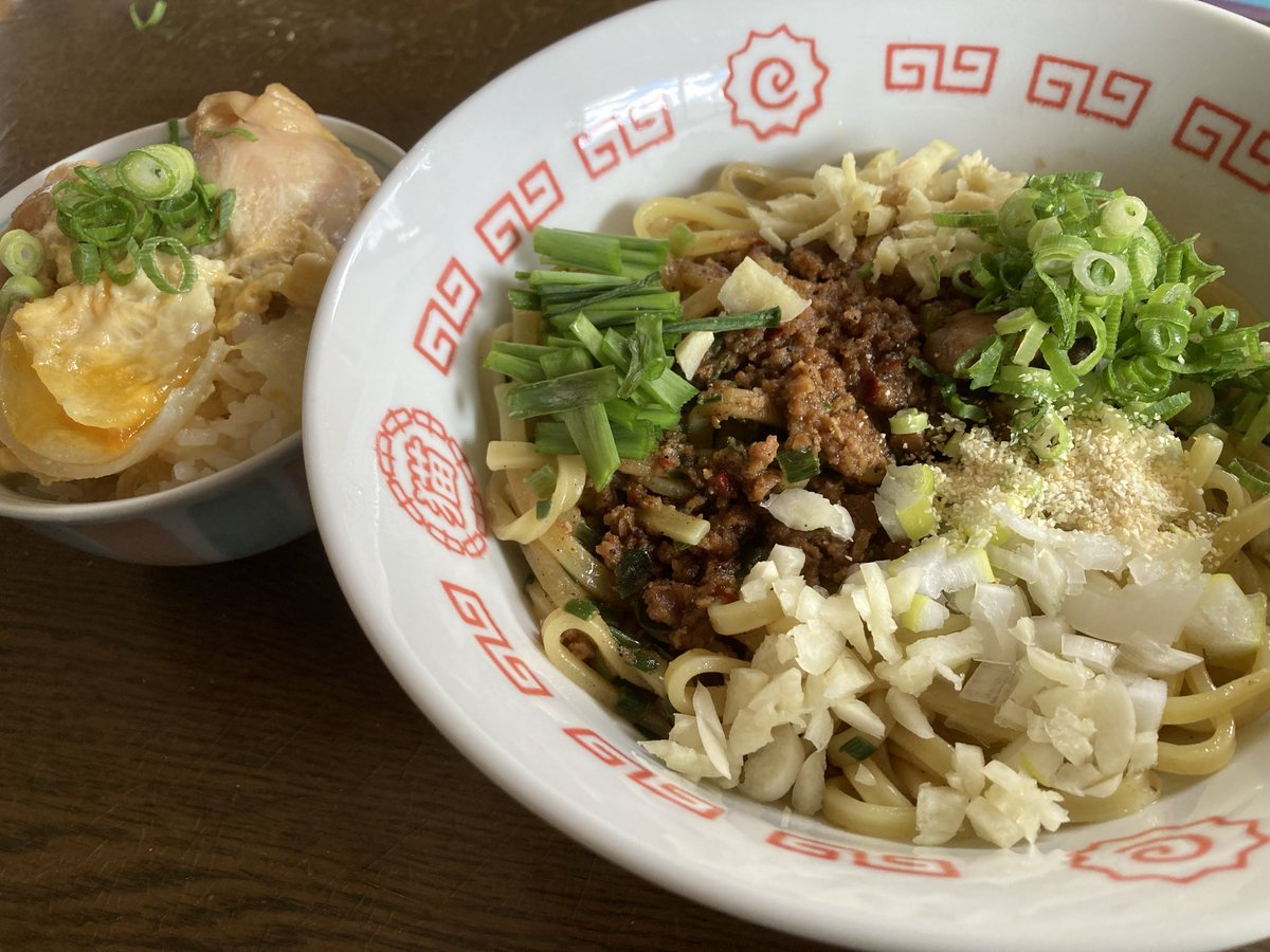 お昼は混ぜ麺とミニ親子丼