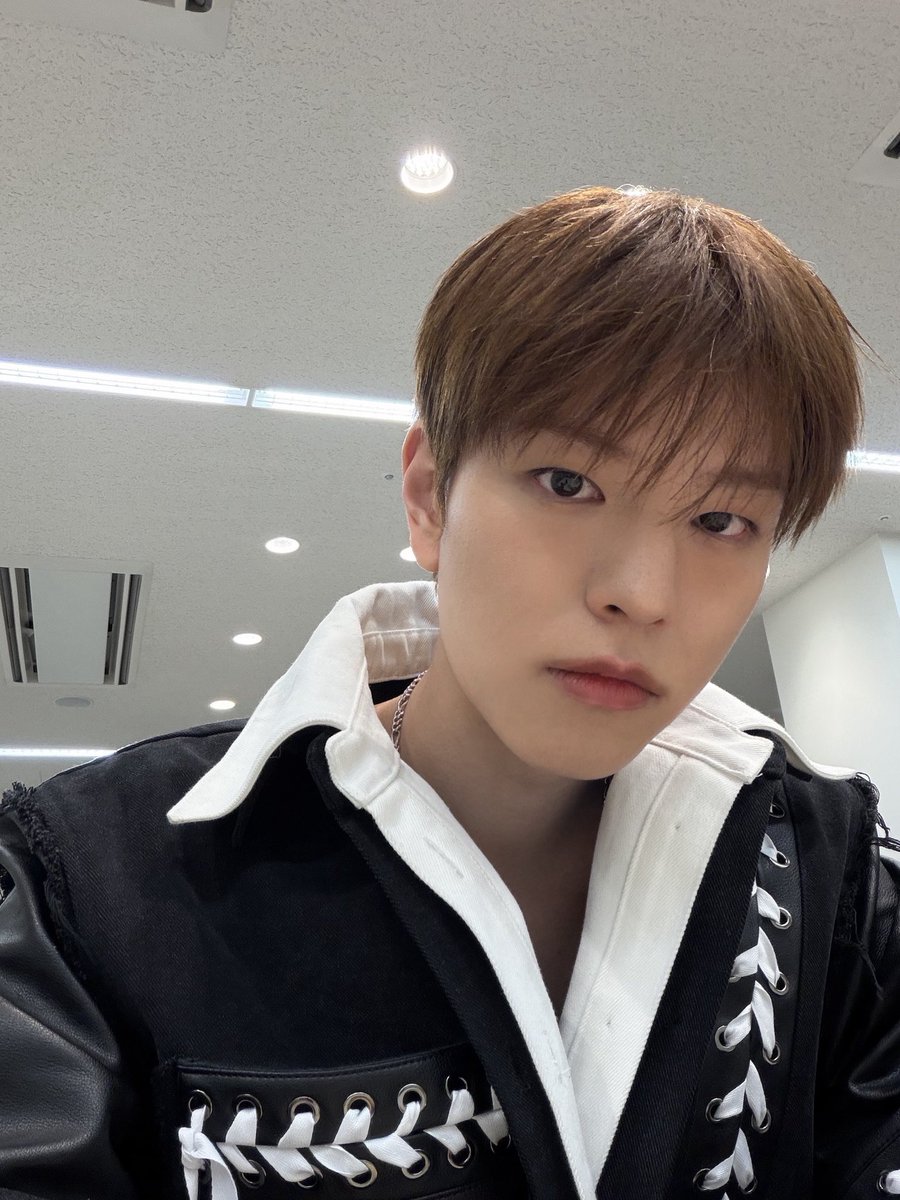 skzwithstay8's tweet image. 🐶 - 🌱
[271225] 1:11-1:12 PM KST

*SELFIE

*sticker

ㅋㅋ

Spend your weekend well~~~~