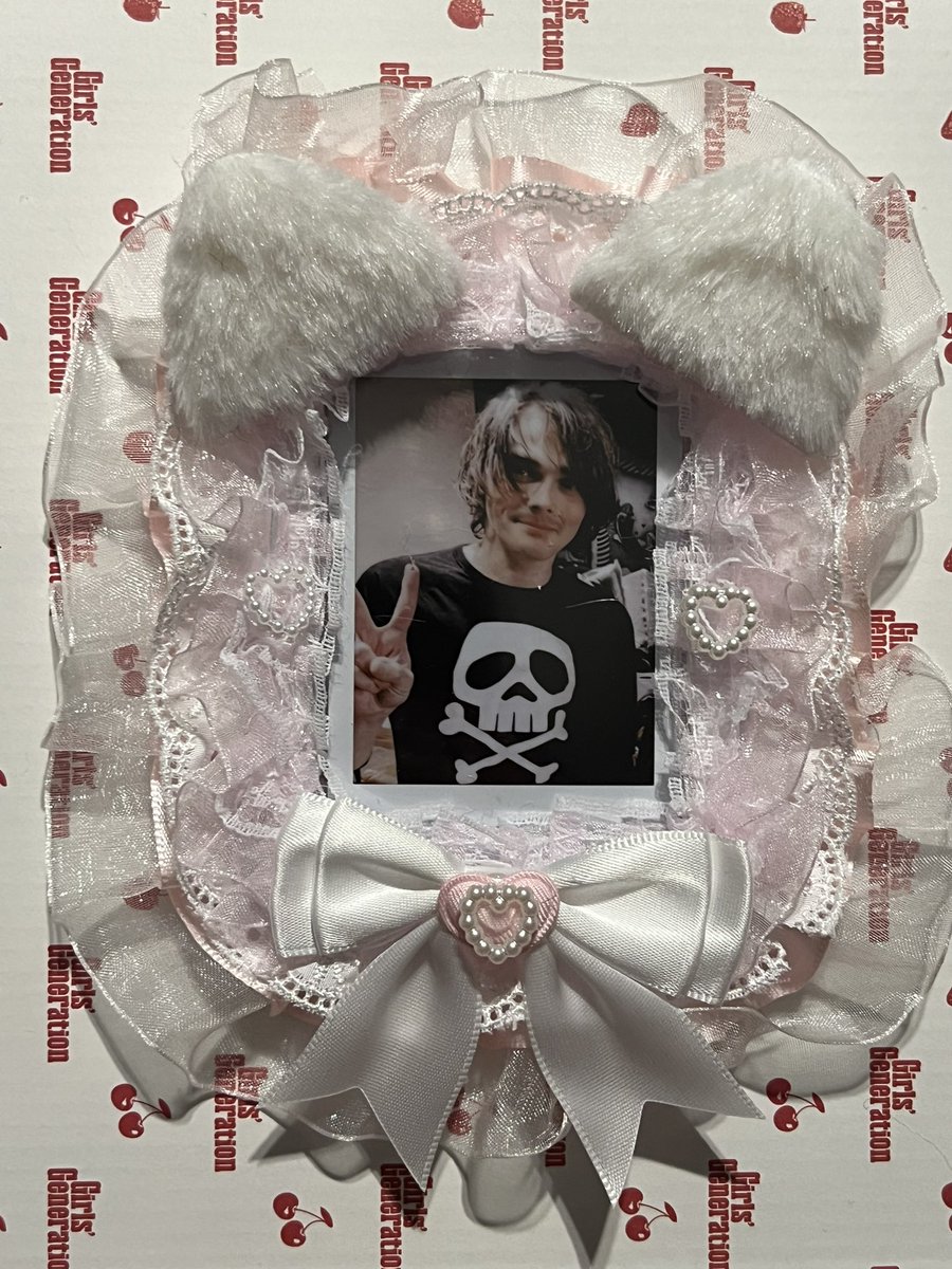 peppygoth's tweet image. another freebie for mcr san antonio / denver 🎀🤍 getting the hang of lace toploaders / photocards hehe