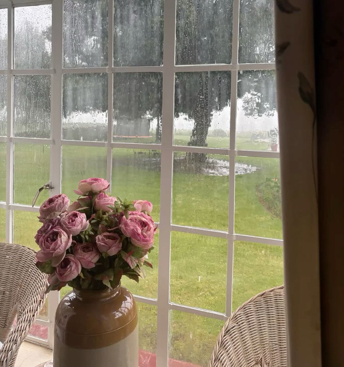 jowaher53's tweet image. صباحُ الخير للذينَ ينشرون الجمال في 
هذا العالم، للذين يصنعون أكاليلَ وردٍ 
حول قلوبِناً 🌦💕🍃 .