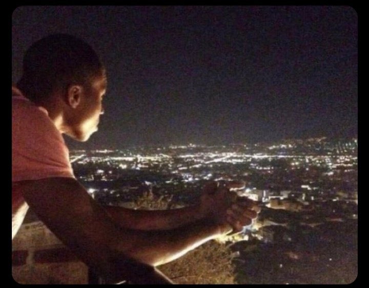 mts__kid's tweet image. Life ni kuamka mapema kulisha mifugo, kulipwa ni hadithi. "Si nakulisha kila siku?" And many more dangerous words