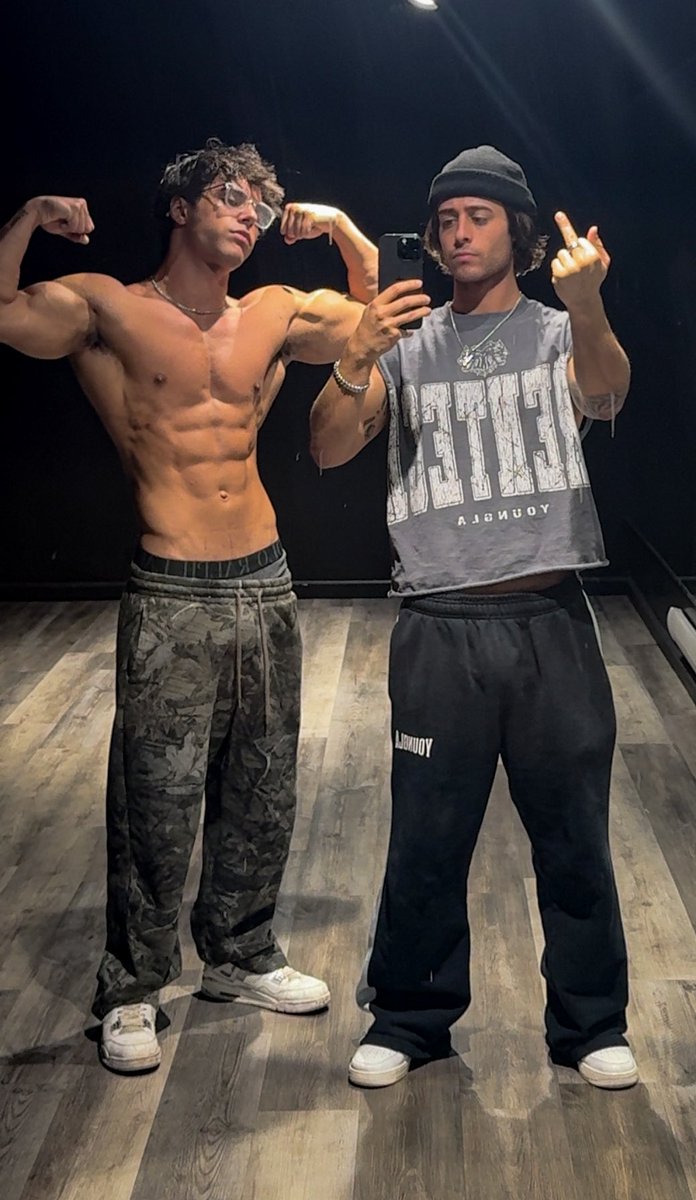 MasterJonnyCash's tweet image. Two brothers. Two alphas. A dream scenario, in that loser brain of yours 😂