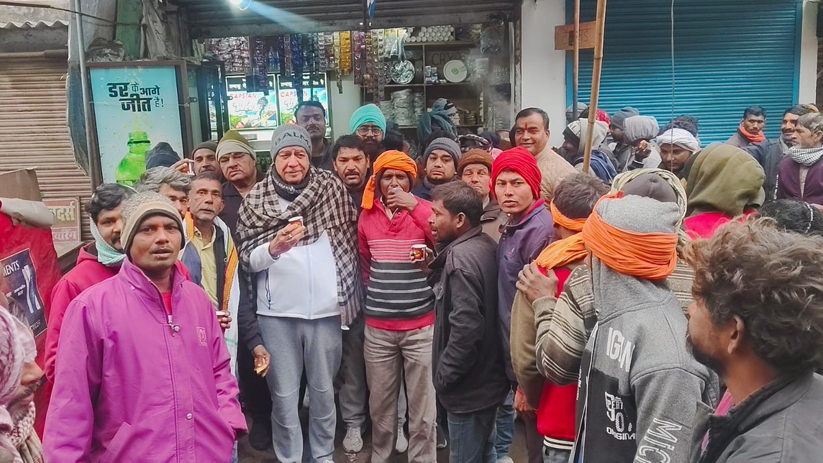 आज कानपुर में महाराजपुर विधानसभा क्षेत्र के वार्ड 28 में मॉर्निंग वॉक के दौरान क्षेत्रवासियों से स्नेहपूर्ण भेंट हुई।

इस अवसर पर 'चाय पर चर्चा' के माध्यम से सम्मानित नागरिकों के साथ महत्वपूर्ण समस्याओं और सुझावों पर सार्थक संवाद हुआ।