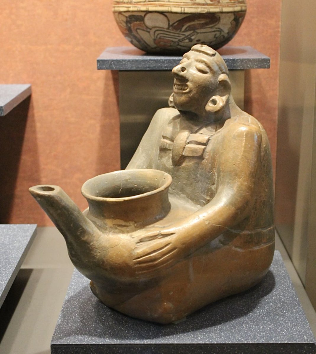 aldo_sauza's tweet image. Vasija efigie.

La pieza proviene del Cerro de las Mesas, en la región de La Mixtequila, en Veracruz. Representa a un personaje sentado, sobre sus piernas sostiene con las manos una vasija de la cual surge la vertedera. Porta un pectoral, orejeras y un tocado rectangular.