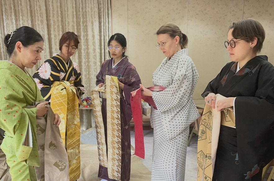 kimono_dressing's tweet photo. 今年最後のクラスにご参加いただきありがとうございました😊

次のクラスは
2026年　1/9(金) と1/23(金)
時間　12:30-14:30
女性限定　要予約

#kimono #challengekimono #kimono #kimonoclass #kokoka #cosmos 
#kyoto #きものでお出かけ #着付けクラス
#京都 #京都散策　#きもの女子 https://t.co/iXRsfGMM35
