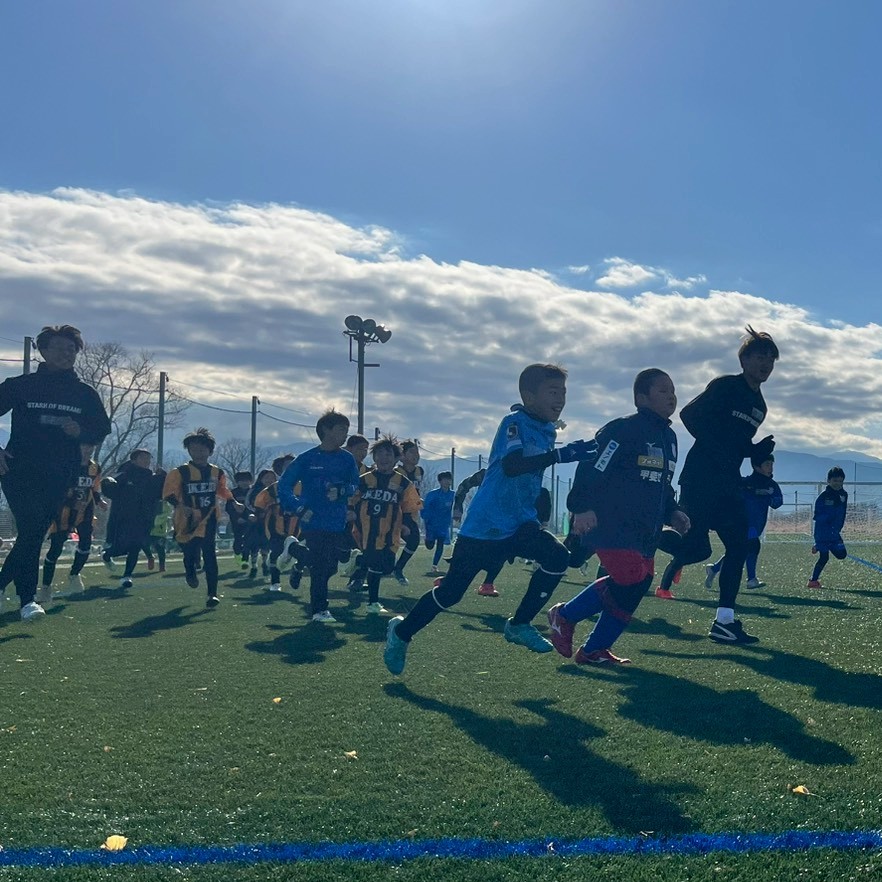 ybs_spirits's tweet photo. 【取材現場から】
プロフットボーラーの真剣指導⚽
｢Stash of Dreams 2025｣

#南アルプス市 で開催。
現役Jリーガー8人がやってきました！
約80人の小学生が参加し、
プロならではの技術や強さを体感☺
#Ｊリーグ
#U12サッカー
#山梨 https://t.co/WeBJ1fosn7